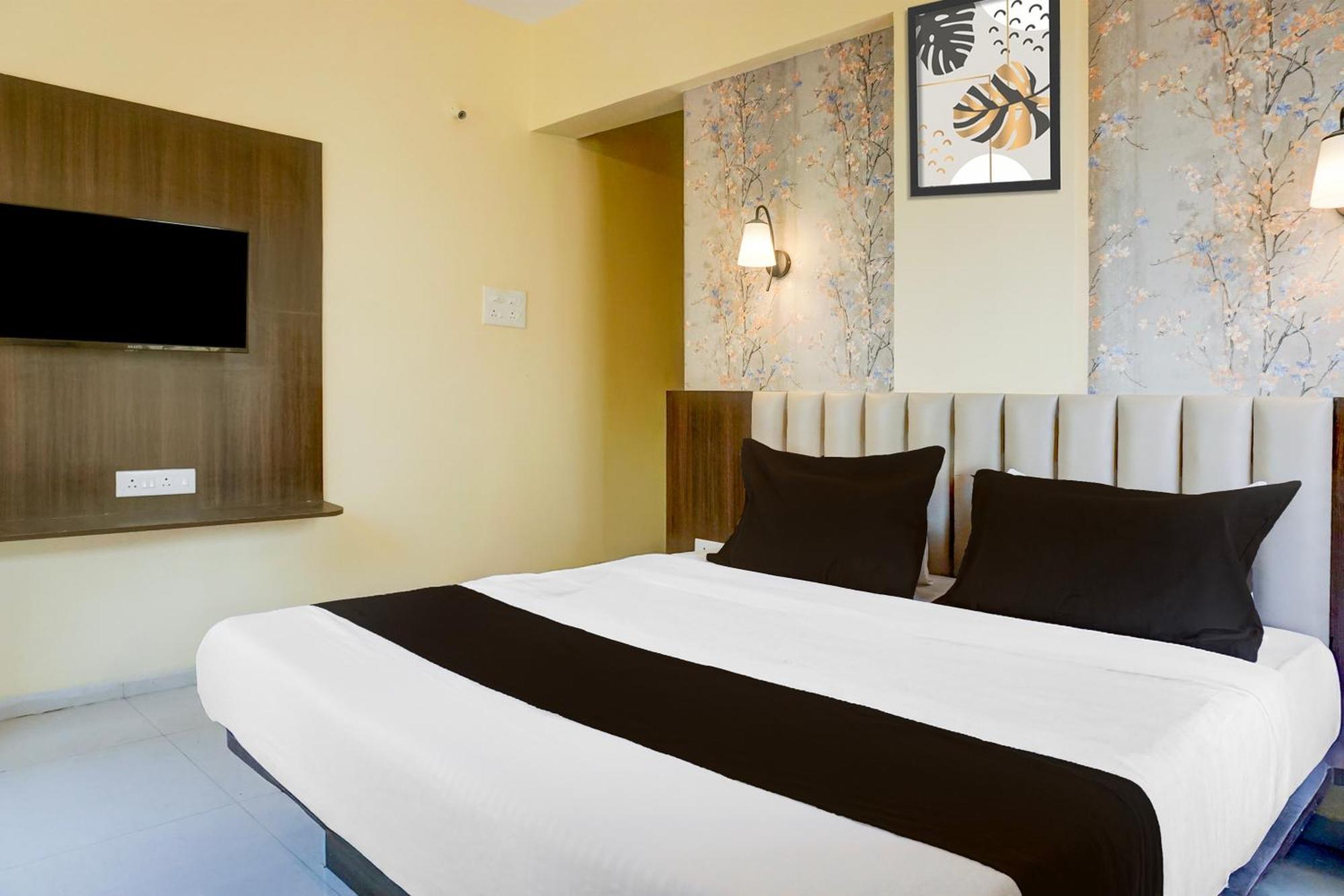 Super Collection O Veerbhadra Nagar Baner Hotel Meribel Village Exterior photo